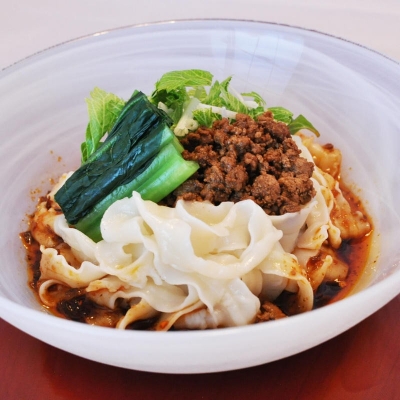 四川風汁なし刀削麺