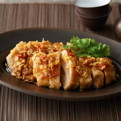 揚げ鶏肉の特製ソースかけ